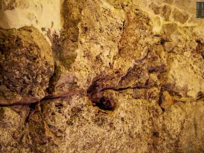 Su di esse possono persino notare gli strati delle ere geologiche attraverso le cristallizzazioni multicolori dell'acqua